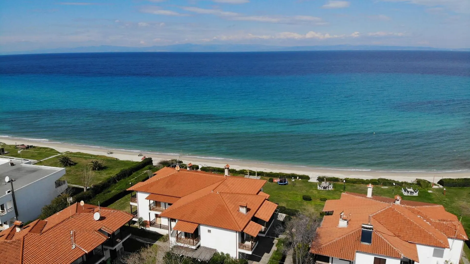 Apartment Take Me To The Sea 2 - Beachfront, Starlink Polychrono